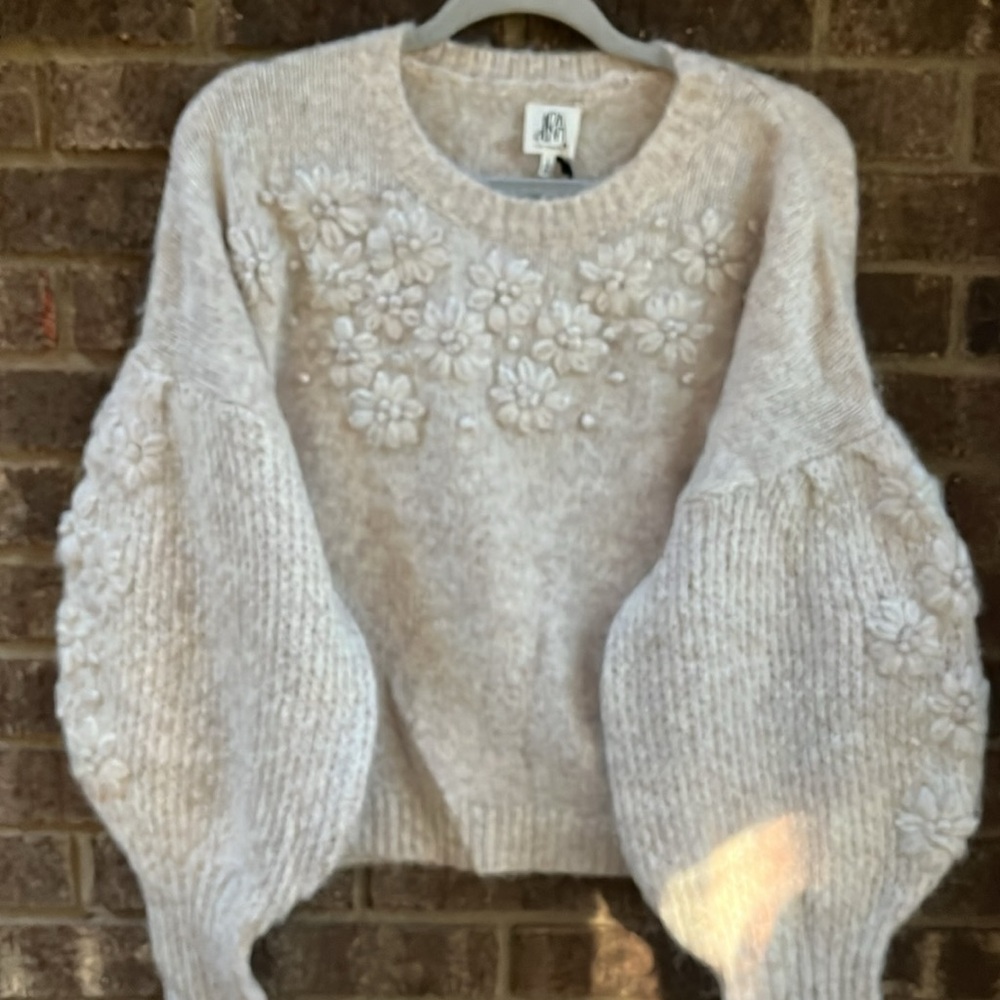 Women's Cream Floral Appliqué Balloon Sleeve Sweater